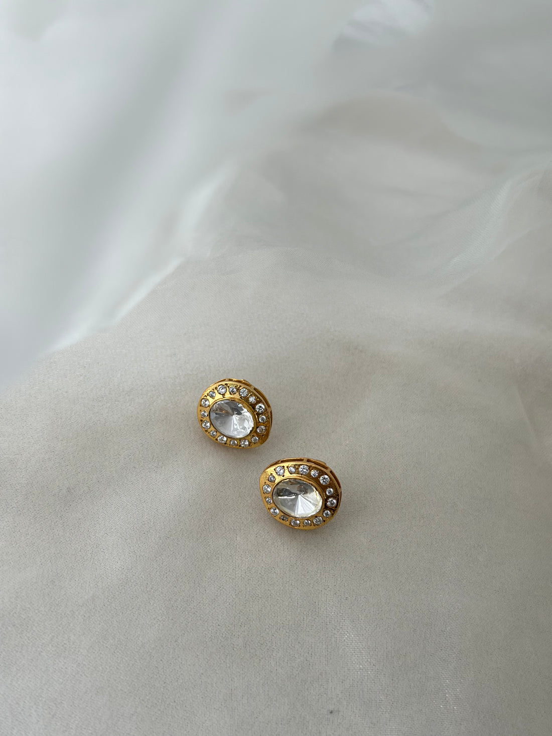 Neer Studs