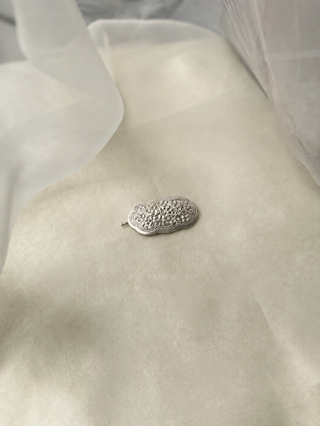 Memsaab sterling silver hair clip with floral heritage motif – Eterno India