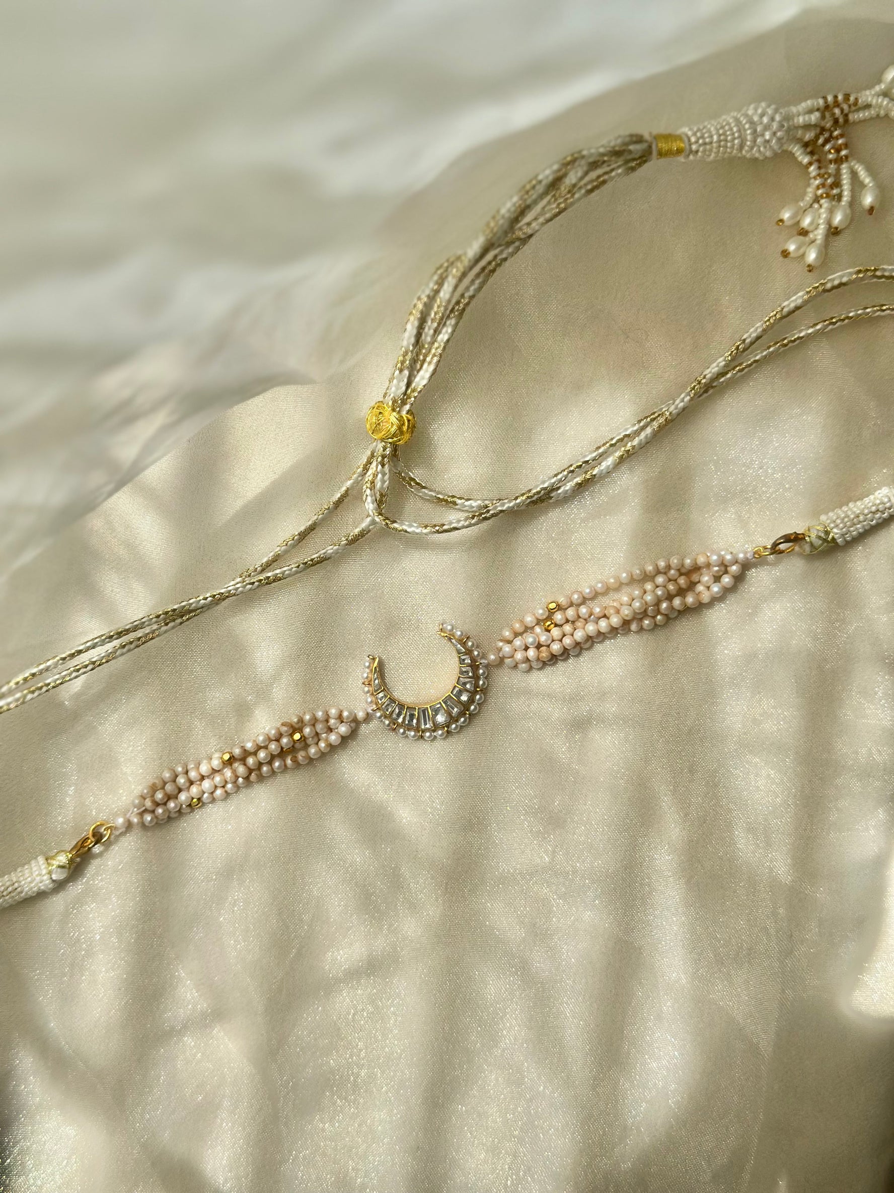 Gulaabi Chaand Choker