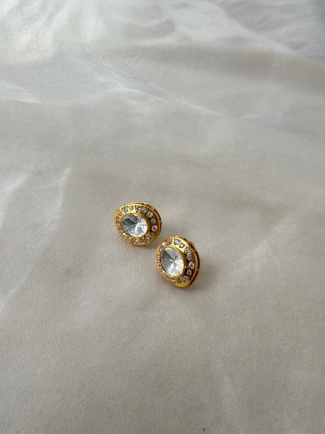 Neer Studs