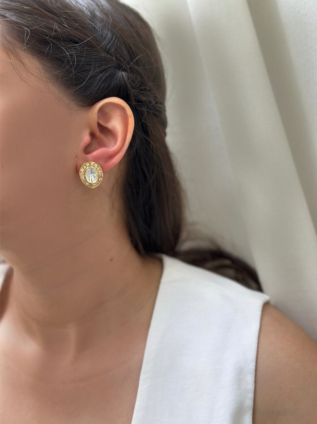 Neer Studs
