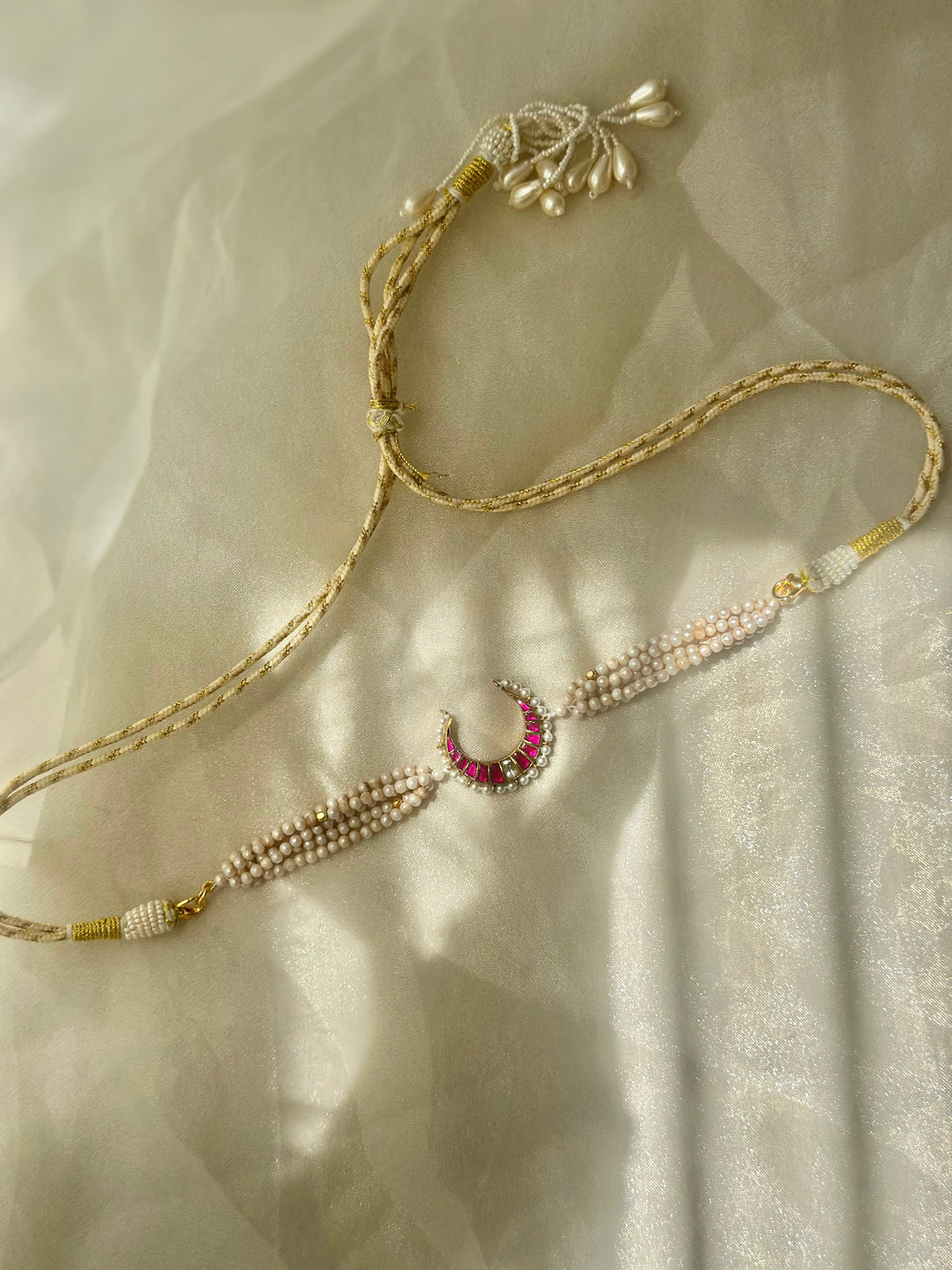 Gulaabi Chaand Choker