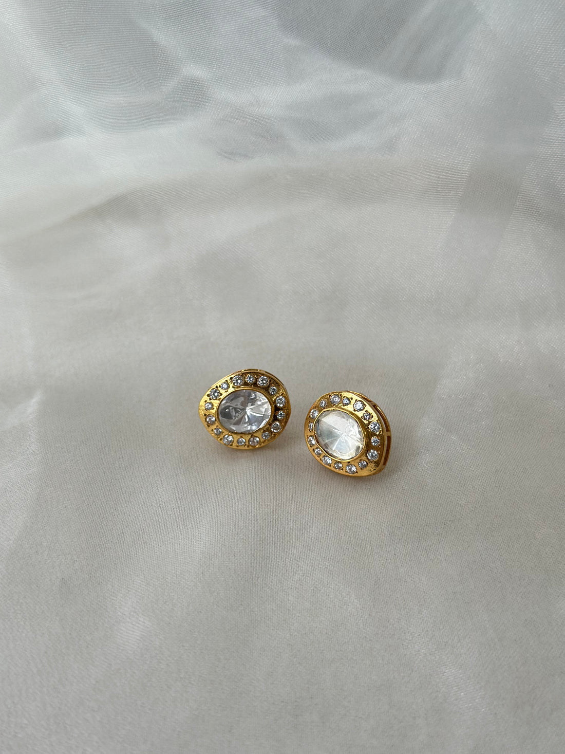 Neer Studs
