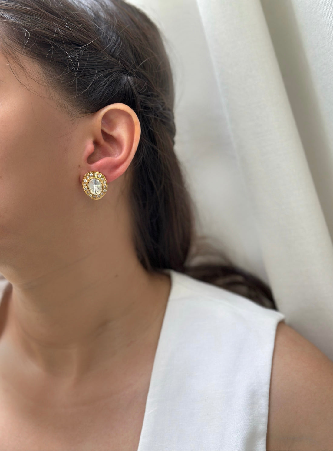 Neer Studs