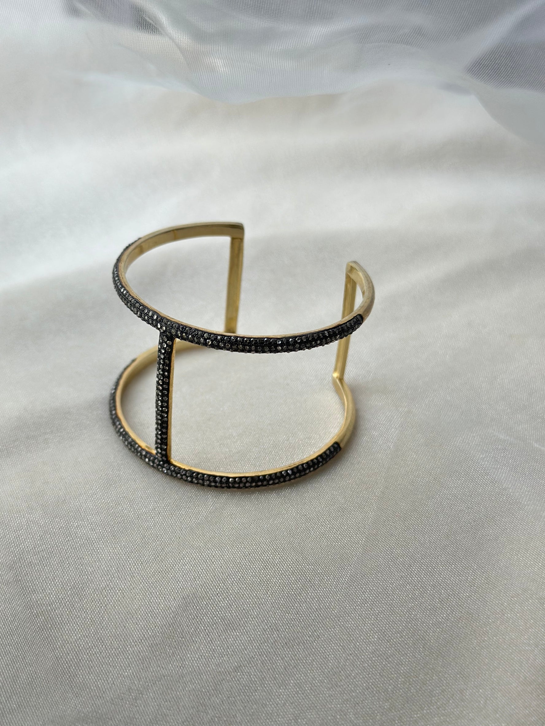 Tiana Handcuff
