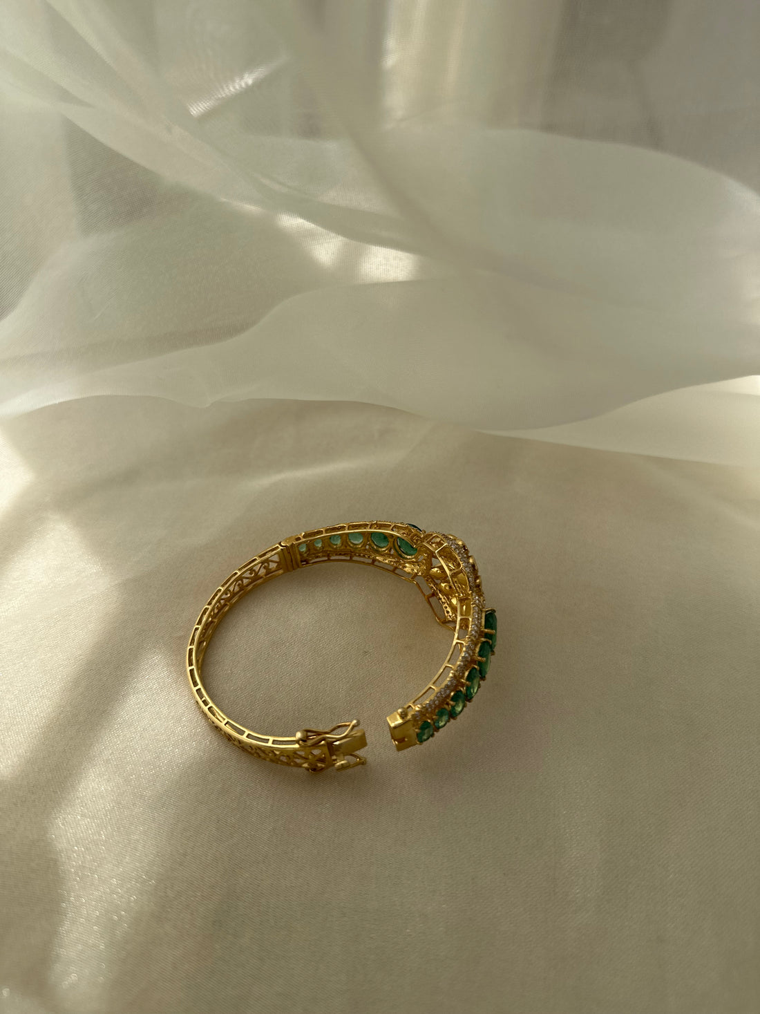 Nura Handcuff