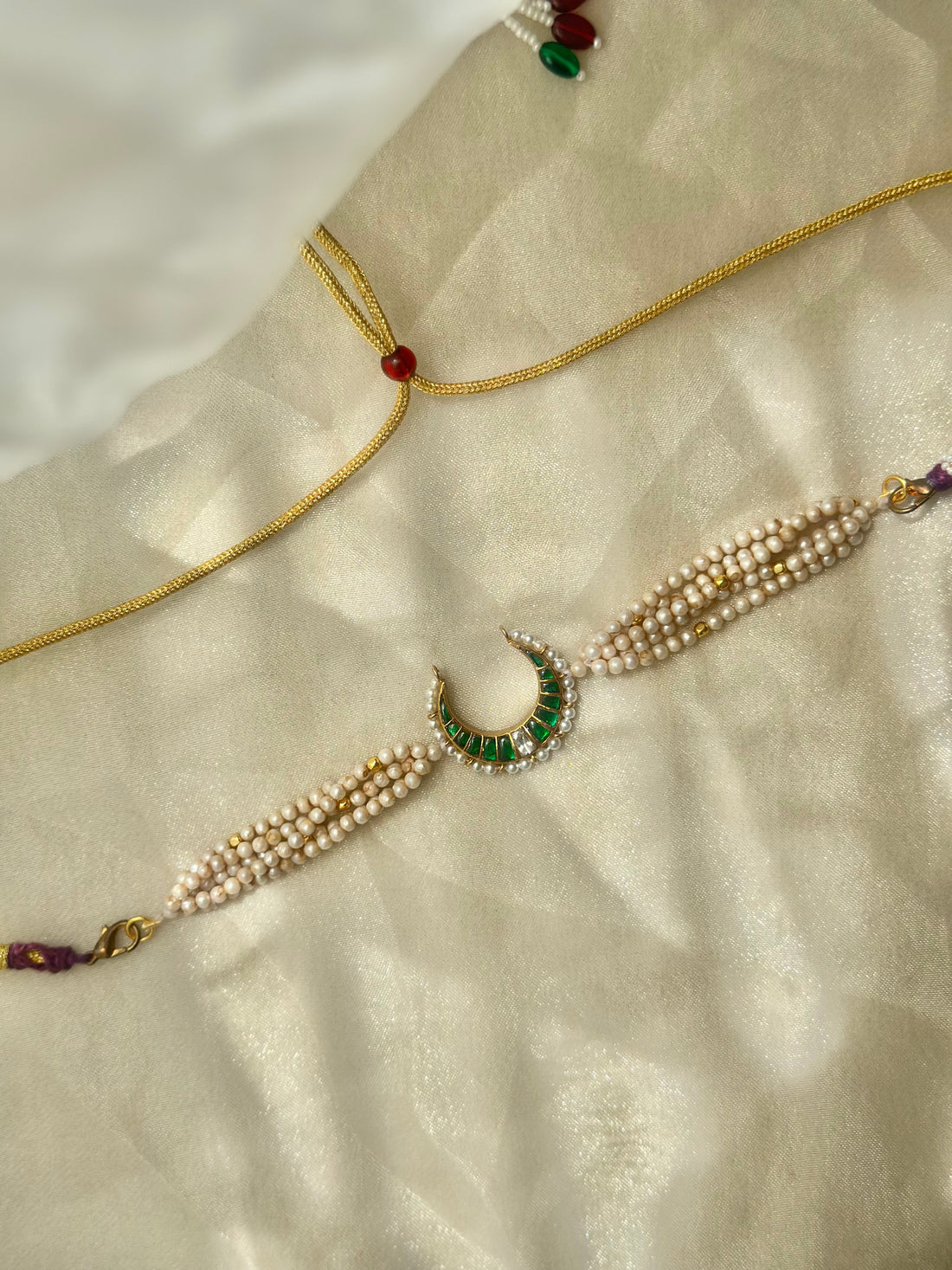 Gulaabi Chaand Choker